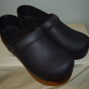 WOMEN'S BLACK 7.5 DANSKO SHOES